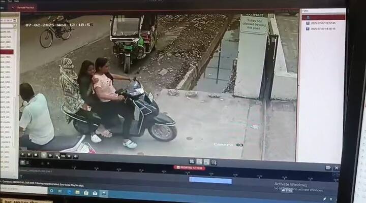 तीन तरुणी स्कुटी चोरून नेतानाचे दृश्य सीसीटीव्ही कॅमेऱ्यात चित्रित झाले आहे..