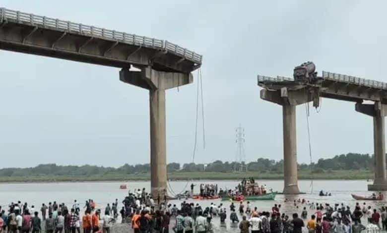 Bridge collapse: દુર્ઘટનાના પહેલાનો વીડિયો, જુઓ કેવી હતી જર્જરિત હાલત, અપીલની ગંભીરતા સમજાય હોત, ન સર્જાત કરૂણાંતિકા Video of Gambhira Bridge before it collapsed goes viral, see the truth about the weak bridge Bridge collapse: દુર્ઘટનાના પહેલાનો વીડિયો, જુઓ કેવી હતી જર્જરિત હાલત, અપીલની ગંભીરતા સમજાય હોત, ન સર્જાત કરૂણાંતિકા