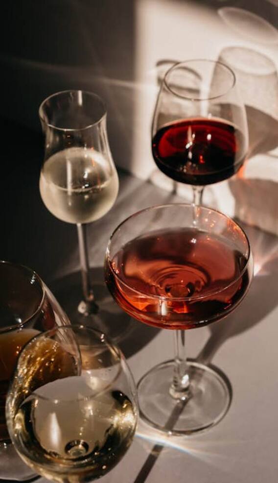 व्हिस्की वाइन और रम का कलर अलग क्यों होता है?