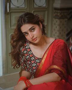 क्लासी दिखना हो या ग्लैमरस, आयशा खान के साड़ी स्टाइल्स को करें फॉलो, ठहर जाएंगी हर किसी की नजरें