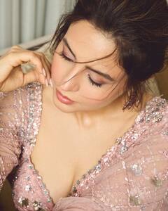 Aamna Sharif PHOTO: આમના શરીફે લાઈટ પિંક સાડીમાં લૂંટી મહેફીલ, ફેન્સને પસંદ આવ્યો અભિનેત્રીનો દેશી લુક