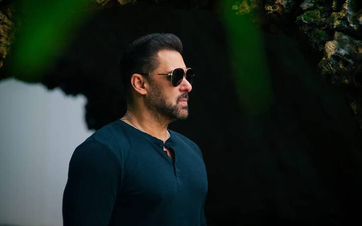 However, he has not written any caption with pictures, but fans have still put a lot of comments on his look.