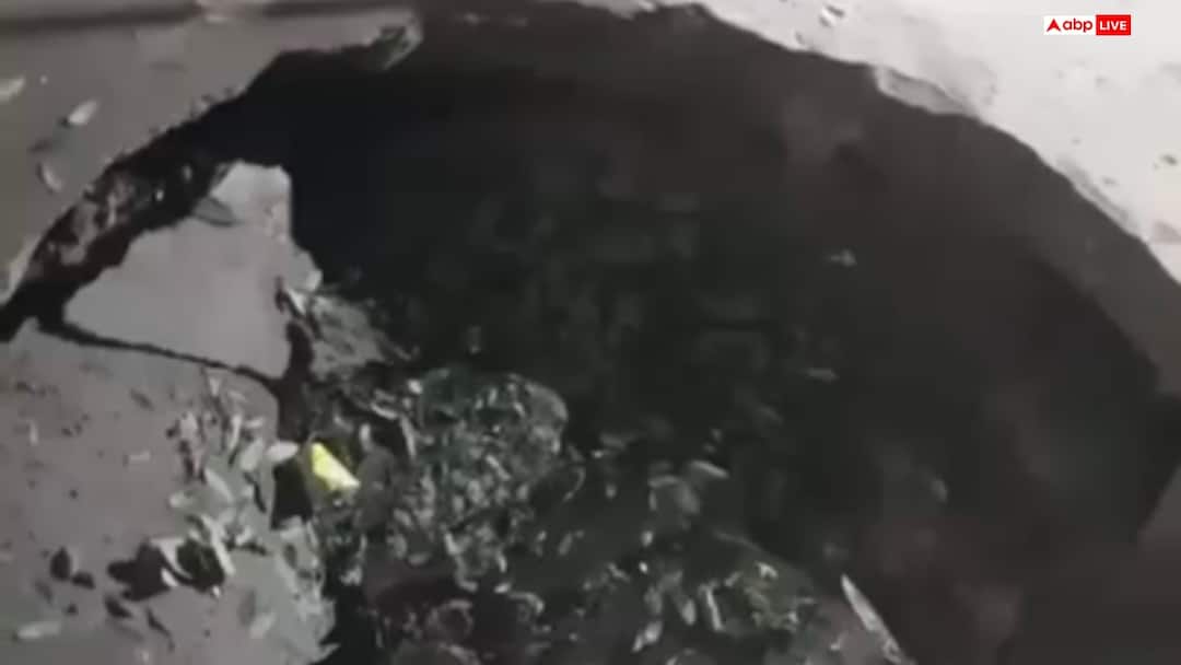 greater Noida road collapse mu 2 sector heavy rain exposes authority negligence ann बारिश ने खोली ग्रेटर नोएडा प्राधिकरण की पोल, कमजोर होकर धंसने लगी सड़क