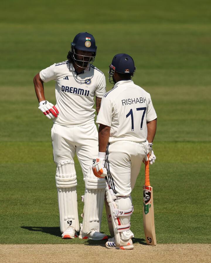 पंतने महेंद्रसिंग धोनीचा ऐतिहासिक रेकॉर्ड मोडला आहे. धोनीने 2014 मध्ये इंग्लंडविरुद्ध टेस्ट मालिकेत एकूण 349 धावा केल्या होत्या, पण ऋषभ पंतने फक्त तीनच सामन्यांमध्ये हे आकडे पार करत आपलं वर्चस्व सिद्ध केलं आहे.