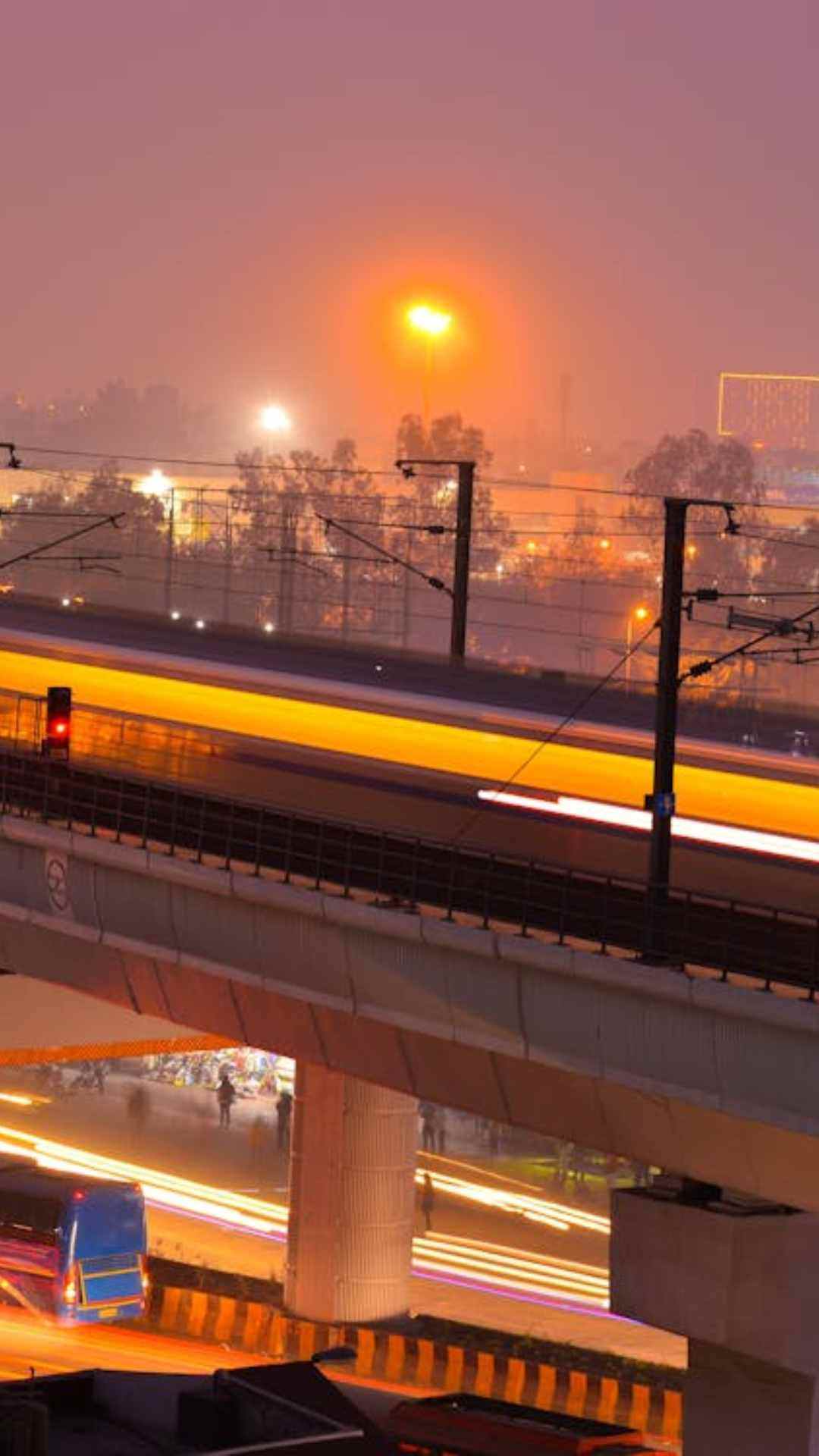 मेट्रो बोर्ड ने लोगों को सुविधा देने के लिए फोन में भी QR कोड-बेस्ड टिकट सिस्टम सर्विस दे रखी है