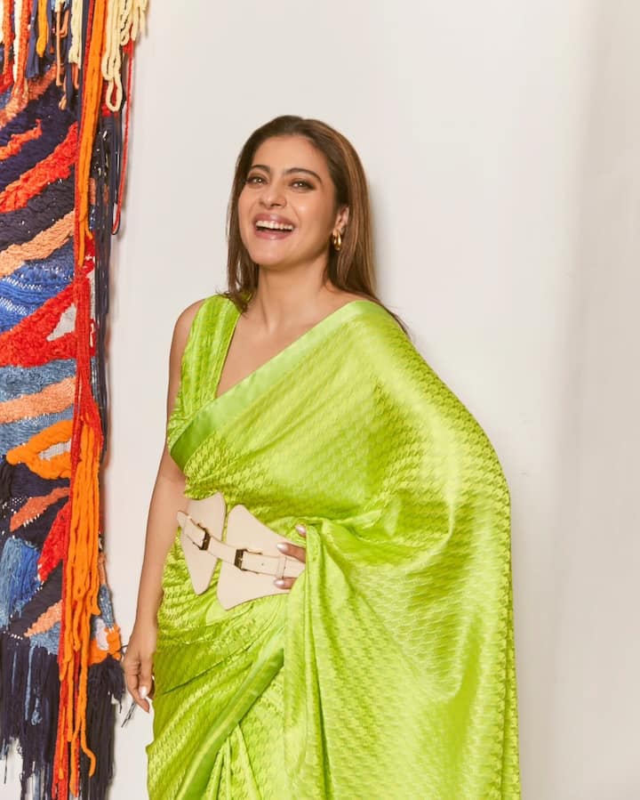 काजोल भी अपने साड़ी कलेक्शन के लिए काफी फेमस है. उनकी इस साड़ी में टमी बेल्ट के साथ स्टाइल बेहद आइकॉनिक है.