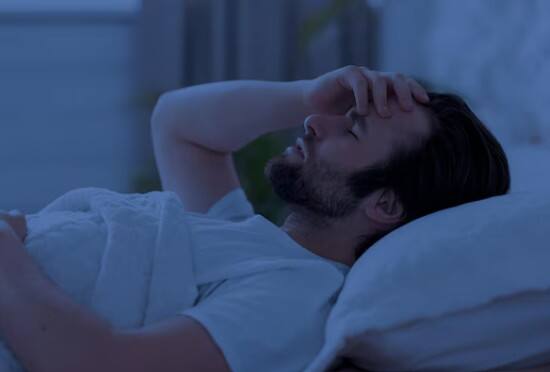 నిద్రకు, పేగు ఆరోగ్యానికి నేరుగా సంబంధం ఉంటుంది. తక్కువ నిద్ర వల్ల పేగు బాక్టీరియా సమతుల్యత దెబ్బతింటుంది. దీని వలన జీర్ణవ్యవస్థ బలహీనపడుతుంది.