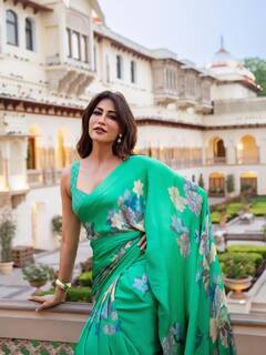 सावन में लगना है सबसे हटके, ट्राय करें इन एक्ट्रेसेस जैसी हरी साड़ियां