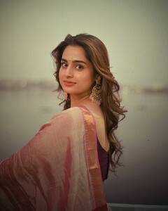 क्लासी दिखना हो या ग्लैमरस, आयशा खान के साड़ी स्टाइल्स को करें फॉलो, ठहर जाएंगी हर किसी की नजरें