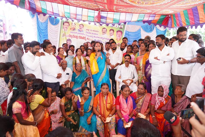 పేదింటి ఆడబిడ్డలకు కళ్యాణ లక్ష్మీ కింద రూ.1 లక్షతో పాటు తులం బంగారం సైతం ఇస్తామన్న ఎన్నికల హామీ ఏమైందని కాంగ్రెస్ పార్టీని ప్రశ్నించారు. సీఎం రేవంత్ కేసీఆర్ జపం చేసుడు తప్ప ఇంకెం చేస్తున్నారని కవిత ప్రశ్నించారు.