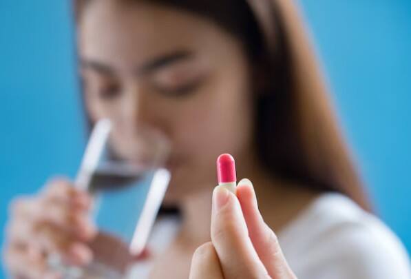 అవసరానికి మించి యాంటీబయాటిక్ తీసుకోవడం వల్ల అవి పేగు ఆరోగ్యానికి ప్రమాదకరంగా మారుతాయి. ఎందుకంటే ఇవి చెడు బ్యాక్టీరియాతో పాటు మంచి బ్యాక్టీరియాను కూడా నాశనం చేస్తాయి. దీనివల్ల జీర్ణక్రియ దెబ్బతింటుంది.