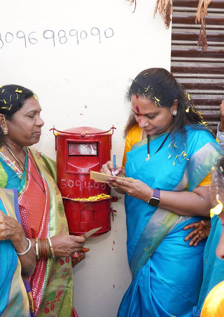 వృద్ధులు, వికలాంగులు, మహిళలు సహా ఇతర పింఛన్లు పెంచేలా సోనియా గాంధీ తెలంగాణ ప్రభుత్వానికి ఆదేశాలు ఇవ్వాలని ఎమ్మెల్సీ కవిత తన పోస్టు కార్డుల ద్వారా కోరారు. తెలంగాణ అసెంబ్లీ ఎన్నికల సమయంలో ఇచ్చిన హామీలను అమలు చేయని కాంగ్రెస్ పార్టీకి బుద్ధి చెప్పాల్సిన అవసరం ఉందన్నారు. త్వరలో జరగనున్న స్థానిక సంస్థల ఎన్నికల్లో కాంగ్రెస్ పార్టీకి వ్యతిరేకంగా ఓటు వేయాలని ప్రజలకు ఆమె పిలుపునిచ్చారు.