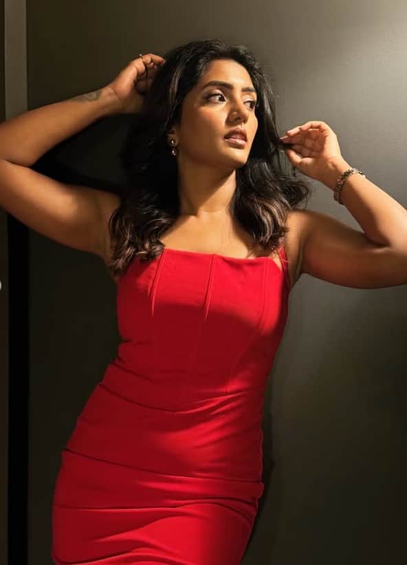 ईशा रब्बा रेड बॉडीकॉन लुक में कातिलाना अंदाज में पोज देती नजर आ रही हैं। ईशा रब्बा का ये ग्लैमरस अंदाज सोशल मीडिया पर वायरल हो रहा है।