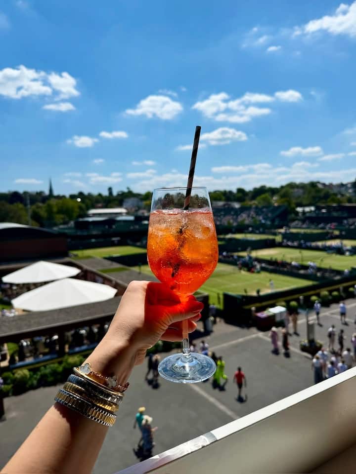 सारा को विंबल्डन में देख फैंस कुछ खास खुश नहीं हुए. एक यूजर ने लिखा- 'कभी क्रिकेट मैच भी देखने जाया करो.'