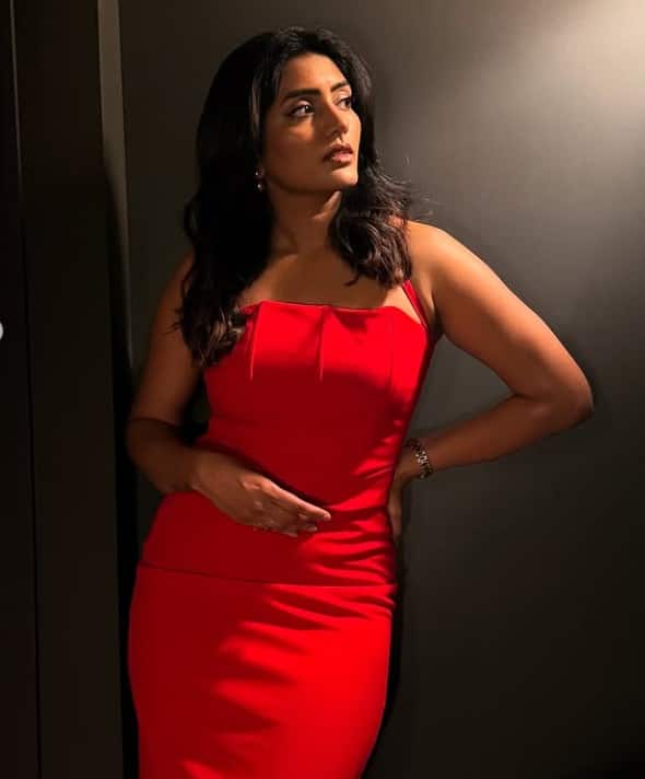 एक्ट्रेस ने हाल ही में अपने इंस्टाग्राम पर रेड लुक में कुछ बेहद कूल तस्वीरें शेयर की हैं। इन तस्वीरों में ईशा बेहद कूल पोज देती नजर आ रही हैं।