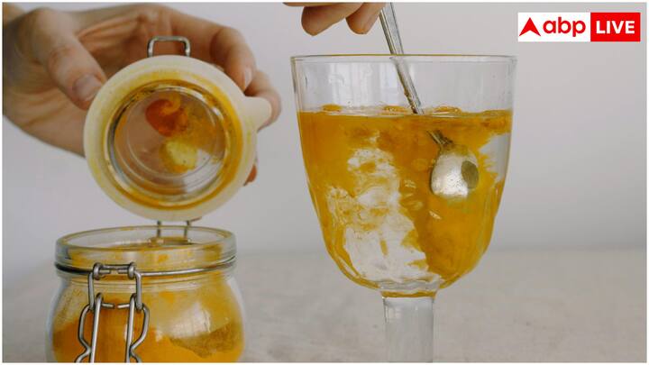 एनबीसी न्यूज की रिपोर्ट के मुताबिक, एक महिला ने सोशल मीडिया पर एक फिटनेस इन्फ्लुएंसर की सलाह पर हर दिन 2,250 मिलीग्राम हल्दी लेना शुरू किया. कुछ ही दिनों में उसकी हालत बिगड़ गई और उसे गंभीर लिवर इंजरी के कारण अस्पताल में एडमिट कराना पड़ गया.