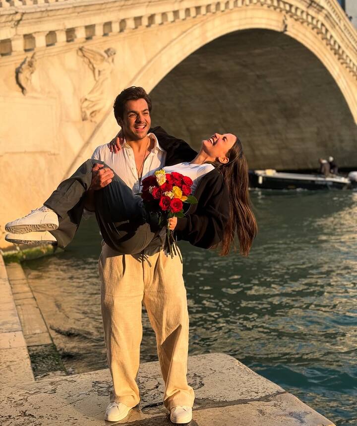 इस तस्वीर में दोनों को रोमांटिक पोज देते हुए देखा गया. इसके बाद से फैंस ये कयास लगा रहे है कि दोनों एक दूसरे को डेट कर रहे हैं. हालांकि अभी तक दोनों में से किसी ने भी डेटिंग की खबरों को कन्फर्म नहीं किया है.