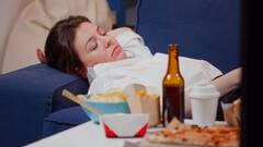Sleep Disruptive Foods: āĻāĻĒāĻžāĻļ āĻāĻĒāĻžāĻļ āĻāϰā§āĻ āĻā§āĻā§ āϝāĻžā§ āϰāĻžāϤ, āĻāĻāĻā§āϤ⧠āĻā§āĻā§āĻ āϝāĻžā§ āĻā§āĻŽ? āĻāĻĄāĻŧāĻŋā§ā§ āĻāϞā§āύ āĻāĻ āϏāĻŦ āĻāĻžāĻŦāĻžāϰ...