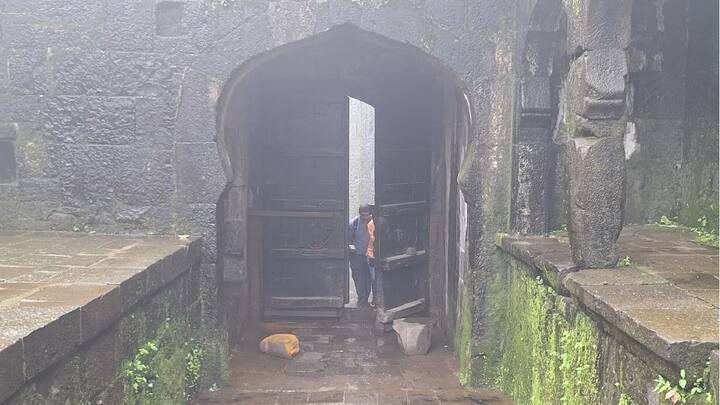 र्वप्रथम 1657 मध्ये शिवरायांच्या ताब्यात आला, त्यापूर्वी हा किल्ला सातवाहन काळापासून अस्तित्वात आहे. बहमनी यांच्याकडे हा किल्ला होता, त्यानंतर निजामशाहीकडे, पुन्हा अदिलशाहीकडे हा किल्ला गेला.