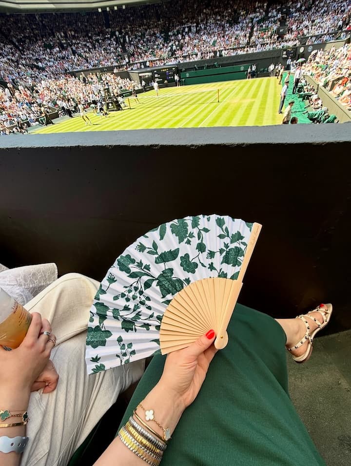 दूसरे यूजर ने कहा- 'टेस्ट क्रिकेट भी देखने जाए कभी.' इसके अलावा एक शख्स ने लिखा- 'इंग्लैंड जाओ टेस्ट क्रिकेट देखो, ये क्या देख रहे हो.' कई फैंस शुभमन गिल का नाम लेकर सारा को 'भाभी' भी कह रहे हैं.