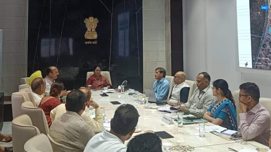 Delhi: कूड़े के पहाड़ होंगे साफ, सीएम रेखा गुप्ता और मेयर ने बनाई खास रणनीति CM Rekha Gupta discussed garbage removal mountains with Mayor Raja Iqbal Singh and officials in Delhi ANN Delhi: कूड़े के पहाड़ होंगे साफ, सीएम रेखा गुप्ता और मेयर ने बनाई खास रणनीति