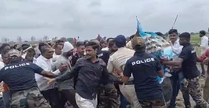 या धक्काबुक्कीत काही आंदोलक अत्यवस्थ झाले.