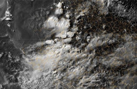 અમદાવાદ: હવામાન વિભાગની આગાહી મુજબ ગુજરાતમાં ફરી વરસાદનો રાઉન્ડ શરુ થશે. આજે પણ રાજ્યના અનેક જિલ્લાઓમાં વરસાદની આગાહી કરવામાં આવી છે.  14થી 17 જુલાઇ સુધી ગુજરાતમાં સારો સાર્વત્રિક વરસાદ વરસી શકે  છે.
