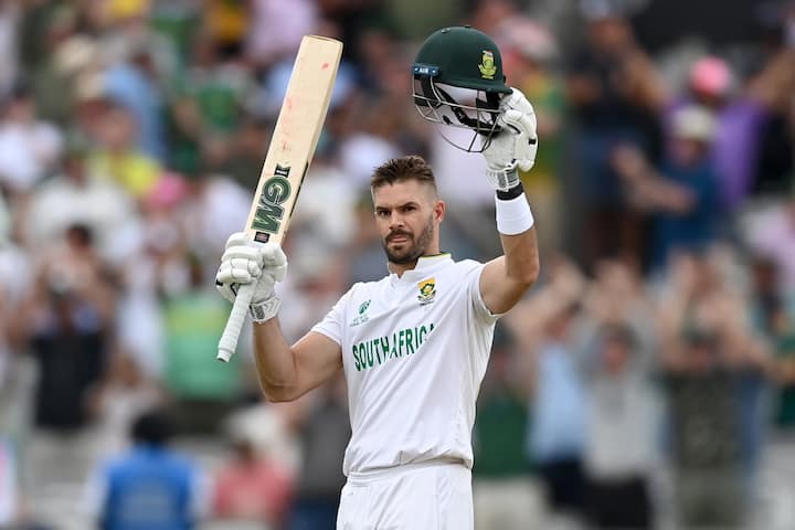South Africa recently achieved a target of 282 runs against Australia at Lord's ground. In such a situation, it will be best for the Indian team to allout England between 250 and 300.