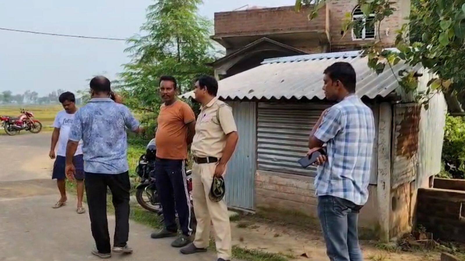 Birbhum News: রাত ১২ টায় আসে ফোন, বাড়ি থেকে ১ কিমি দূরে নিশানা, TMC-র অঞ্চল সভাপতির মাথার সামনে থেকে বেরিয়ে এল গুলি ! মর্মান্তিক ঘটনা বীরভূমে