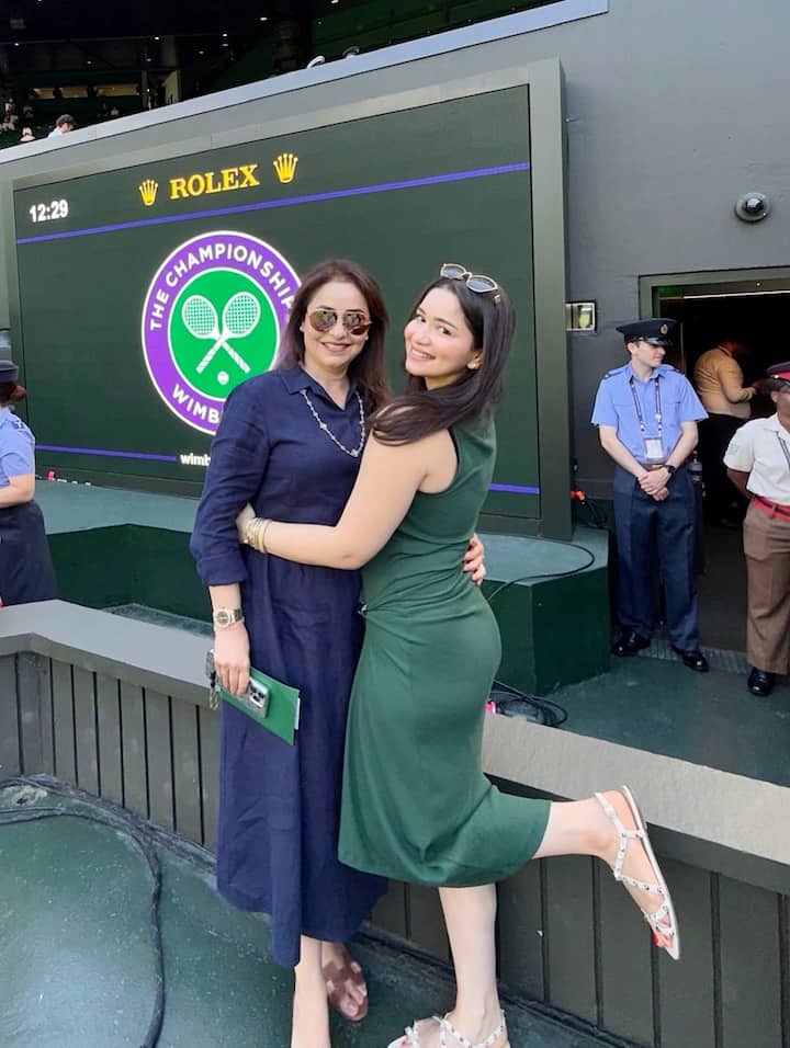 अंजलि भी इस दौरान किसी से कम नहीं दिख रही थीं. ब्लू कलर की ड्रेस और काला चश्मा लगाए वो खूबसूरत दिख रही थीं.