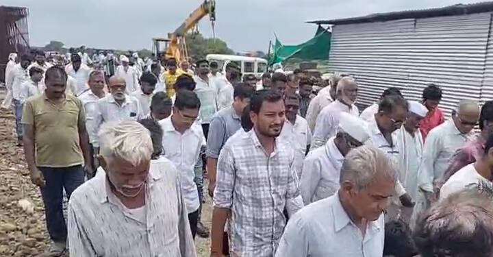 शेतकऱ्यांना पुरेसा मोबदला मिळाला नसल्याने आज आमदार चंद्रकांत पाटील यांच्या नेतृत्वात शेतकऱ्यांनी पूर्णा नदीत  जलसमाधी आंदोलन करण्याचा प्रयत्न केला.