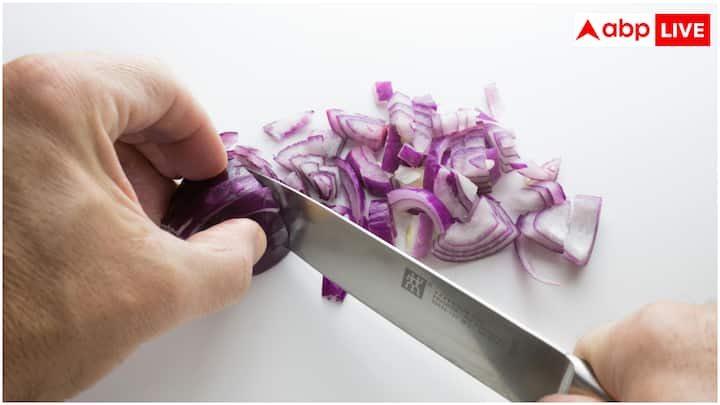 अगर प्याज में छोटे अंकुर निकले हैं और प्याज बाकी हिस्सों से ठोस और साफ है तो आप अंकुरों को काटकर उसका इस्तेमाल कर सकते हैं. हालांकि, यदि प्याज बहुत नरम हो गया है, सड़ा हुआ है या उस पर फफूंदी लगी है तो उसे फेंक देना चाहिए.