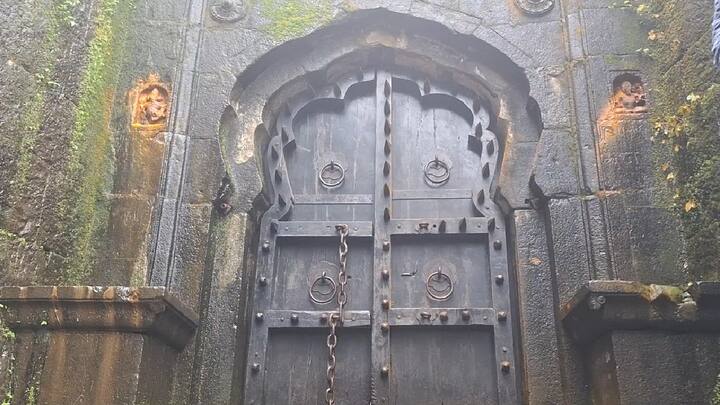 अदिलशाहीकडून 1657 मध्ये शिवाजी महाराजांनी हा किल्ला हस्तगत केला. महाराजांनी जेव्हा सूरतची 1664 मध्ये जेव्हा लूट केली, तेव्हा सरसेनापती नेताजी पालकर यांनी सर्वप्रथम याच लोहगडावर ते धन आणलं होतं.