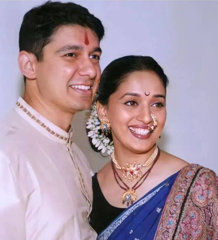 कभी–कभी उनकी कुकिंग से वो और उनके पति दोनों को झटका लगता था. हालांकि उनके पति ने कभी इसकी शिकायत नहीं की. शुरुआत में माधुरी दीक्षित को कुकिंग बिलकुल नहीं आती थी लेकिन पति के प्यार में वो मास्टरशेफ तक बन गईं.