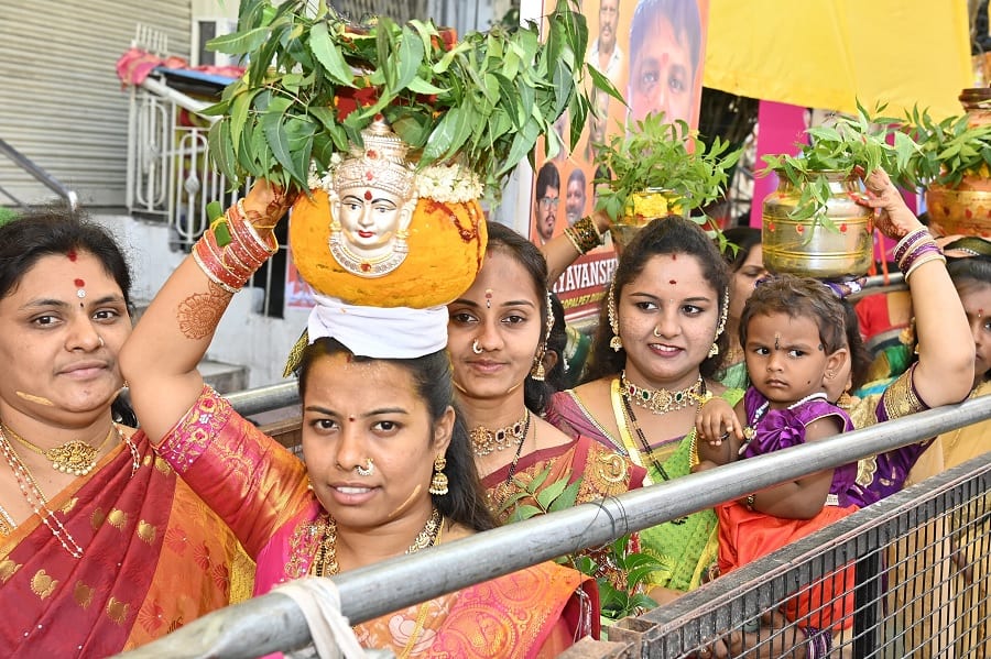 Ujjaini Mahankali Bonalu: ఉజ్జయిని మహంకాళి బోనాలు, పట్టు వస్త్రాలు సమర్పించిన సీఎం రేవంత్ రెడ్డి