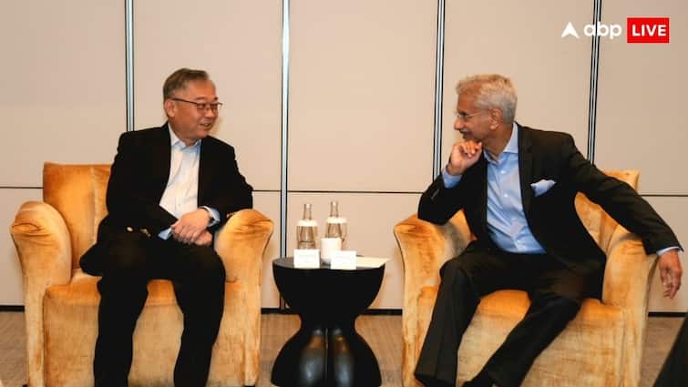 S Jaishankar met Singapore Deputy PM Gan Kim Yong says Happy to see continued progress bilateral initiatives 'एक्ट ईस्ट' की दिशा में भारत का बड़ा कदम, एस. जयशंकर की सिंगापुर यात्रा से संबंधों को मिली नई गति