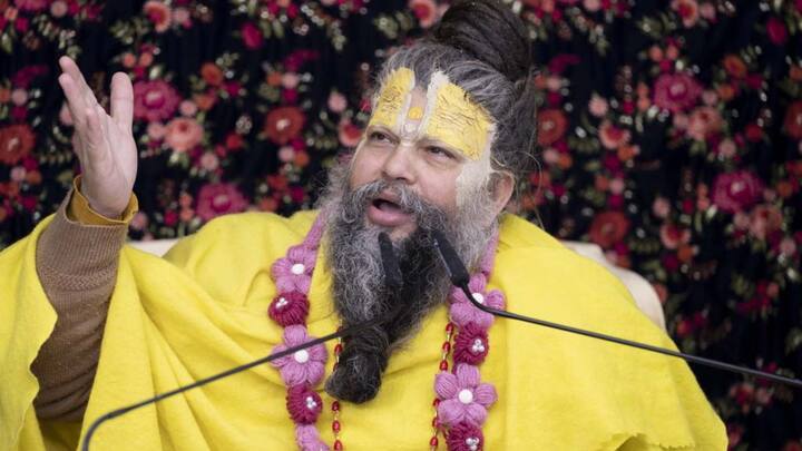 एका भक्ताने प्रेमानंद महाराजांना विचारले की 'शिवलिंगावर पाणी अर्पण केल्याने तसेच मंदिरात इच्छा पूर्ण करण्यासाठी केल्या जाणाऱ्या उपायांचे काही महत्त्व आहे का? की केवळ नामस्मरणानेच त्रास टाळता येतो?' या प्रश्नाचे उत्तर देताना बाबा म्हणाले,