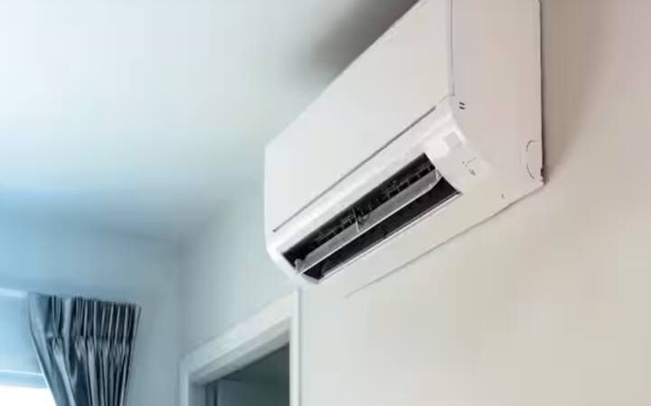 ਏਸੀ ਖਰੀਦਣ ਵੇਲੇ ਸਭ ਤੋਂ ਜ਼ਰੂਰੀ ਚੀਜ਼ ਹੁੰਦੀ ਹੈ, ਤੁਹਾਡੇ ਕਮਰੇ ਦਾ ਆਕਾਰ। ਲੋਕ ਅਕਸਰ ਬ੍ਰਾਂਡ ਜਾਂ ਆਫਰ ਨੂੰ ਦੇਖ ਕੇ ਫੈਸਲੇ ਲੈਂਦੇ ਹਨ। ਪਰ ਉਹ ਕਮਰੇ ਦੇ ਆਕਾਰ ਵੱਲ ਧਿਆਨ ਨਹੀਂ ਦਿੰਦੇ। ਏਸੀ ਦੀ ਟਨੇਜ ਸਮਰੱਥਾ ਇਸ 'ਤੇ ਨਿਰਭਰ ਕਰਦੀ ਹੈ। ਜੇਕਰ ਟਨ ਸਹੀ ਢੰਗ ਨਾਲ ਨਹੀਂ ਚੁਣਿਆ ਜਾਂਦਾ, ਤਾਂ ਸਹੀ ਕੂਲਿੰਗ ਨਹੀਂ ਮਿਲੇਗੀ।