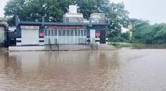 Banaskantha Rain: ધોધમાર વરસાદથી ડીસાના બાઈવાડા ગામમાં રસ્તાઓ બેટમાં ફેરવાયા, જુઓ તસવીરો