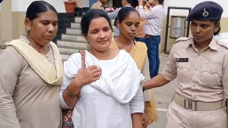 जहानाबाद में DM की कार्रवाई से मचा हड़कंप, मीटिंग में मोबाइल चलाने पर हिरासत में ANM Jehanabad DM action against ANM for using mobile phone during meeting ANN जहानाबाद में DM की कार्रवाई से मचा हड़कंप, मीटिंग में मोबाइल चलाने पर हिरासत में ANM