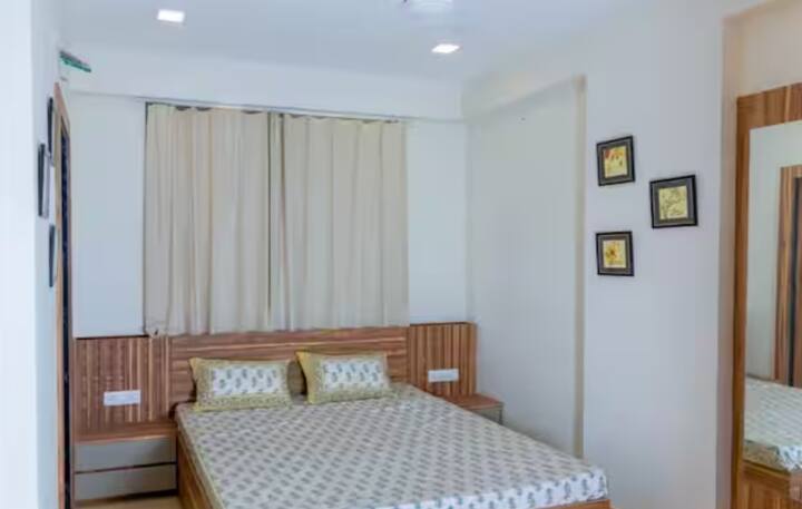 ਜੇਕਰ ਤੁਹਾਡਾ ਕਮਰਾ 120 ਵਰਗ ਫੁੱਟ ਤੱਕ ਦਾ ਹੈ, ਤਾਂ 1 ਟਨ ਦਾ ਏਸੀ ਕਾਫ਼ੀ ਹੋਵੇਗਾ। ਜੇਕਰ ਤੁਸੀਂ ਇਸ ਤੋਂ ਘੱਟ ਦਾ ਏਸੀ ਖਰੀਦਦੇ ਹੋ, ਤਾਂ ਕੂਲਿੰਗ ਘੱਟ ਹੋਵੇਗੀ। ਦੂਜੇ ਪਾਸੇ, ਜੇਕਰ ਤੁਹਾਡਾ ਕਮਰਾ 121 ਤੋਂ 180 ਵਰਗ ਫੁੱਟ ਦੇ ਵਿਚਕਾਰ ਹੈ, ਤਾਂ 1.5 ਟਨ ਦਾ ਏਸੀ ਕਾਫ਼ੀ ਸਹੀ ਰਹੇਗਾ।