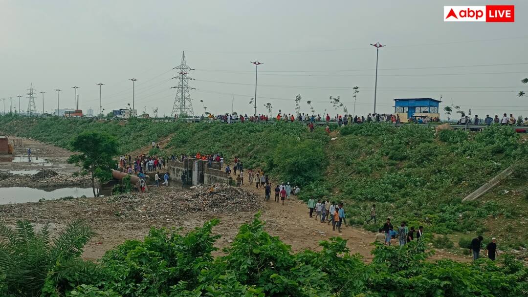 लखनऊ में बारिश के बीच नाले में बह गया युवक, नगर निगम की लापरवाही पर उठे सवाल Lucknow man fell down in drain after heavy rain rescue operation continue ann लखनऊ में बारिश के बीच नाले में बह गया युवक, नगर निगम की लापरवाही पर उठे सवाल