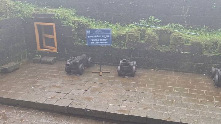 हिंदवी स्वराज्याचं दैवत छत्रपती शिवाजी महाराजांच्या पदस्पर्शाने पावन झालेले 12 गड किल्ले युनेस्कोच्या यादीत समाविष्ट झाले आहेत, त्यामुळं या गड-किल्ल्यांना जागतिक वारसा प्राप्त झालाय.