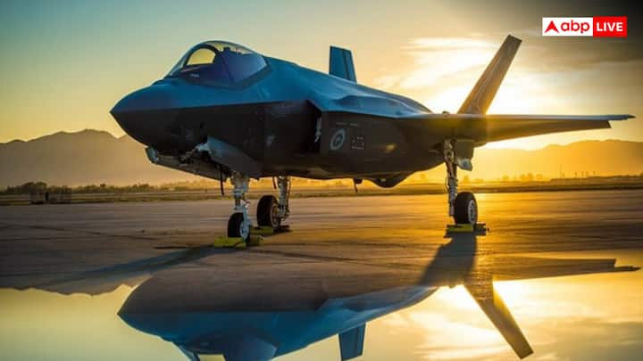 F-35B को जंग के मैदान, आपदा प्रभावित इलाके और क्षतिग्रस्त हवाई पट्टियों पर लैंडिंग जैसे बेहद मुश्किल परिस्थितियों और इसका वर्टिकल लैंडिंग फीचर खासतौर पर वैसे इलाकों में ऑपरेट के लिए ही डिजाइन किया गया है, जहां आम फाइटर जेट विमान बिल्कुल भी काम नहीं कर सकते हैं. इस विमान के इस कमाल के पीछे इसका क्रांतिकारी इंजन का डिजाइन है. इसमें प्रैट एंड व्हिटनी के F135 इंजन का इस्तेमाल किया गया है, जिसमें एक घूमने वाला रियर नॉजल और कॉकपिट के ठीक पीछे एक एम्बेडेड लिफ्ट फैन इंस्टॉल किया गया है.