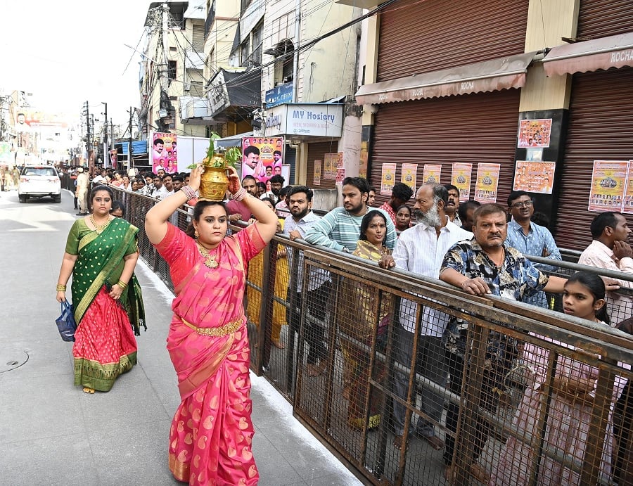 Ujjaini Mahankali Bonalu: ఉజ్జయిని మహంకాళి బోనాలు, పట్టు వస్త్రాలు సమర్పించిన సీఎం రేవంత్ రెడ్డి