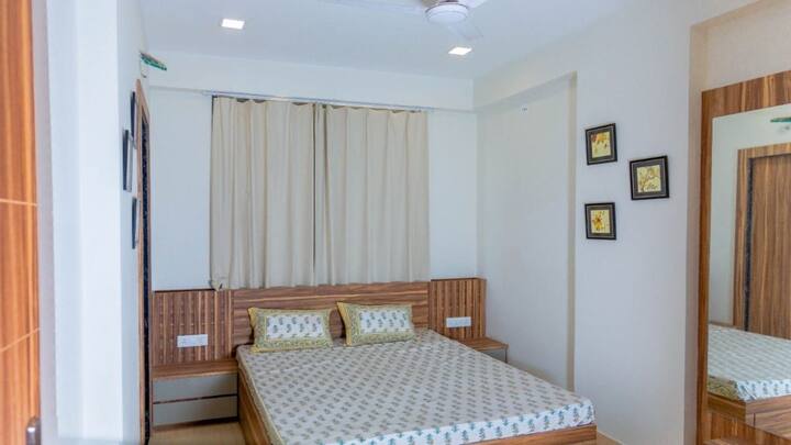 अगर आपका कमरा 120 वर्ग फीट तक का है तो 1 टन का एसी ही काफी होगा. इससे कम टन का एसी लेने पर ठंडक कम होगी. वहीं अगर आपका कमरा 121 से 180 वर्ग फीट के बीच है. तो 1.5 टन का एसी काफी सही रहेगी.