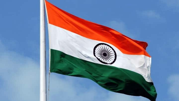 ऐसे में बहुत से लोगों के मन में कई तरह के सवाल आ रहे हैं. आखिर वह अपनी नागरिकता कैसे साबित करें. तो आपको बता दें अगर आपके पास यह चार दस्तावेज हैं. तो आपको अपनी नागरिकता साबित करने की जरूरत नहीं पड़ेगी.