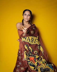 Anasuya Bharadwaj: చేతిలో క్రాకర్... లవ్ విత్ క్యూట్ లుక్స్ - అందాల అనసూయ ట్రెడిషనల్ ఫోటోస్ చూశారా!