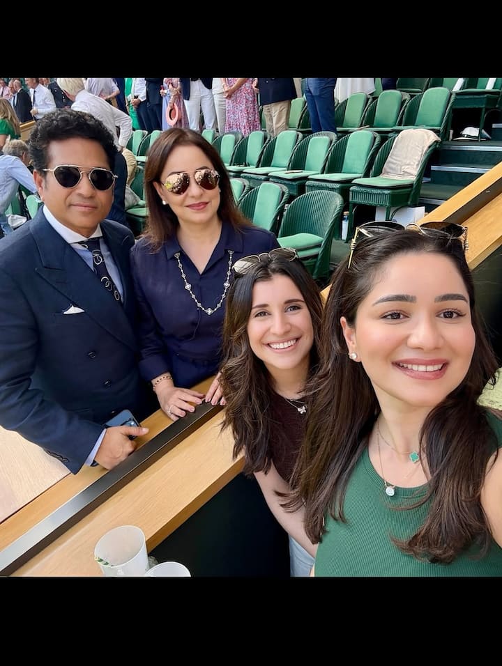 एक फोटो में सारा के साथ उनके पिता सचिन तेंदुलकर और मां अंजलि तेंदुलकर भी दिखाई दिए.