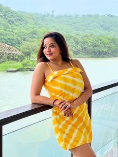 मोनालिसा का मोनोकनी में सिजलिंग अंदाज, स्विमिंग पूल पर बैठकर चिल करते दिखीं हसीना